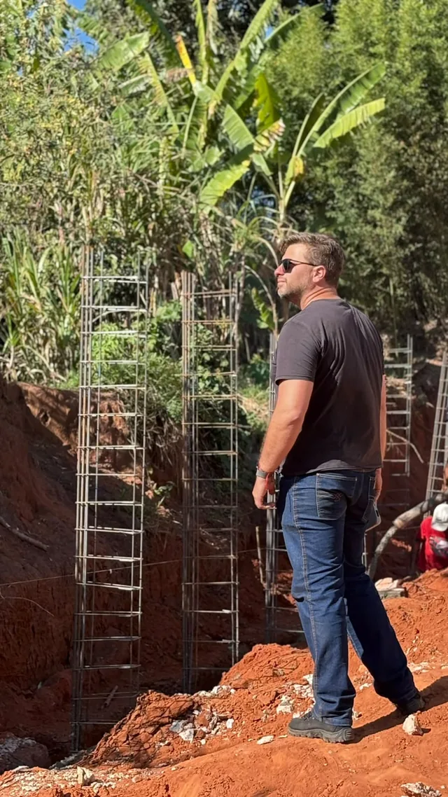 Engenheiro Rodrigo Duron durante acompanhamento técnico em obra
